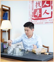 吴探长在茶桌上泡茶