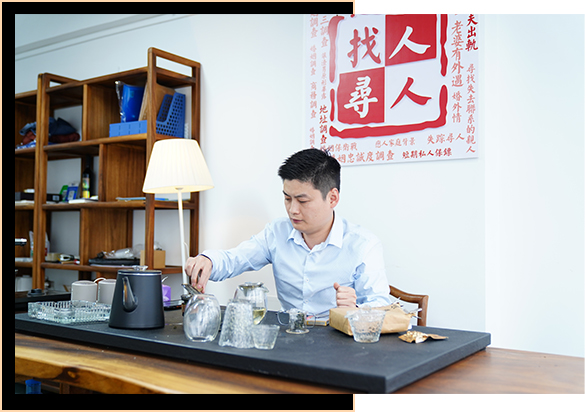 吴探长在跟客户交谈泡茶洽谈